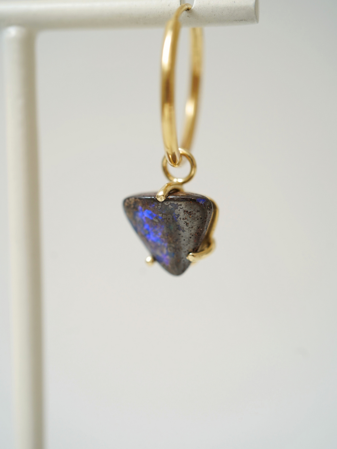 Boulder opal cosmis dust