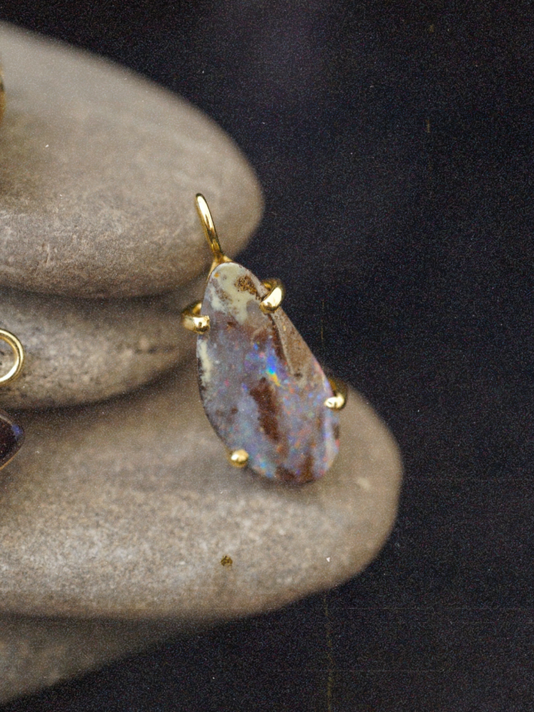 Boulder opal moon dust 1